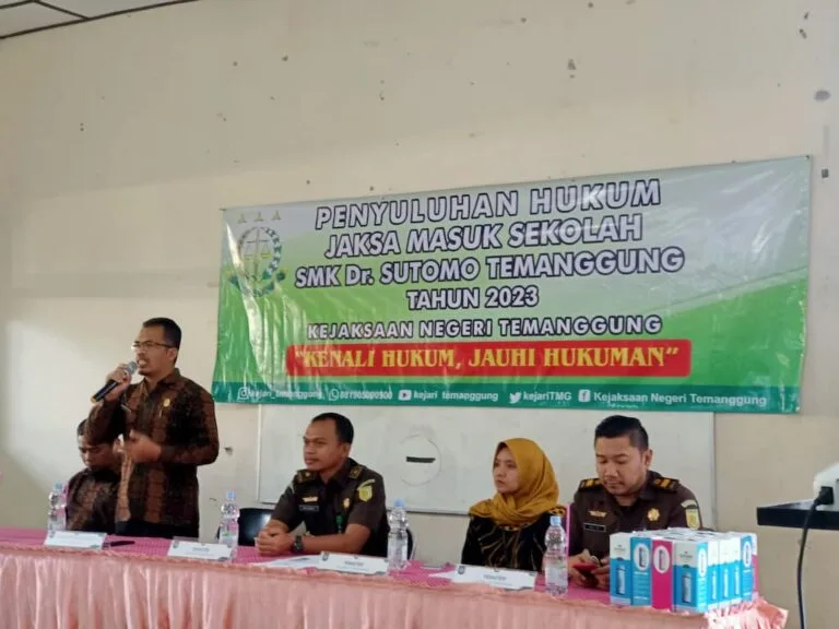 Jaksa Masuk Sekolah SMK Dr. Sutomo Temanggung memberikan edukasi hukum kepada siswa
