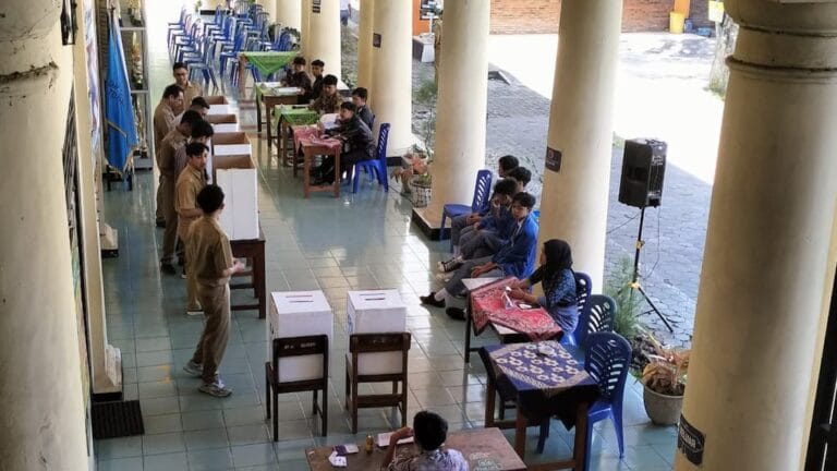 Proses demokratis dalam Pemilihan Ketua OSIS SMK DR Sutomo Temanggung 2024 berlangsung tertib dan jujur